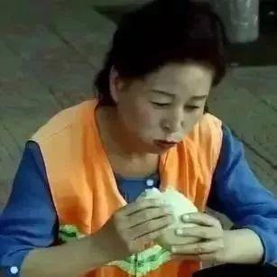 儿子吃西餐,母亲啃馒头!郑州人都在看这对母子!