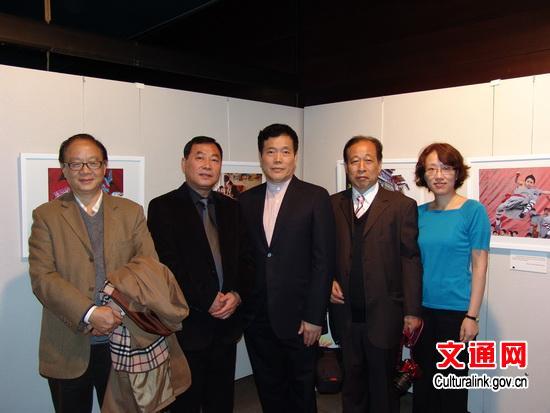 徐鸿参赞与前来观展的上海作协代表团合影