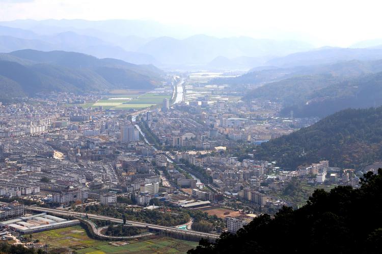 大坡头上的峨山美景