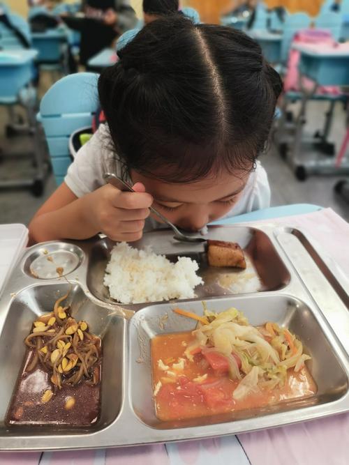 小学生,好好吃饭