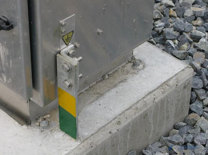 0102040302-t1 就地控制设备接地引线安装.jpg