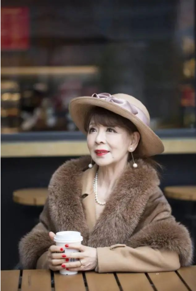 80岁"冻龄奶奶"气质身材惹人羡,大方分享保持冻龄秘诀