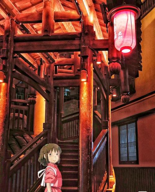 同时也是欣赏重庆夜景的宝地,慢慢往里走就如同步入了"千与千寻"的