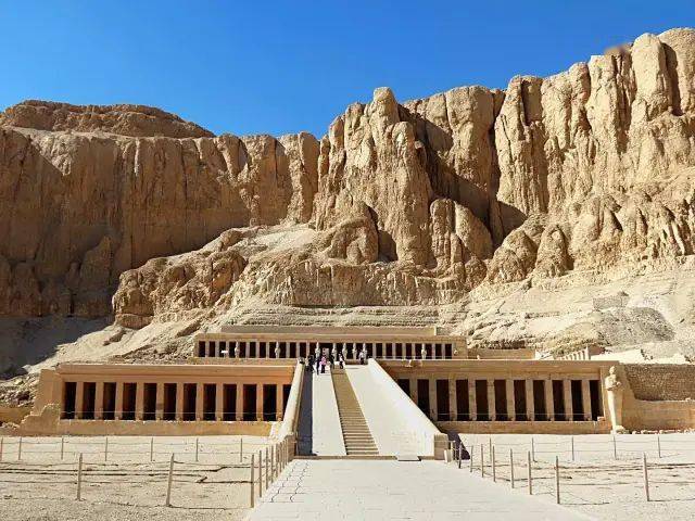 如今保存较完好的是卢克索神庙和卡尔纳克神庙,卡纳克神庙是卢克索最