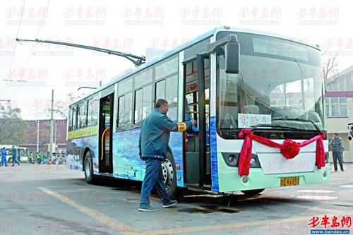 不怕线网故障 青岛首辆双源无轨电车昨试跑