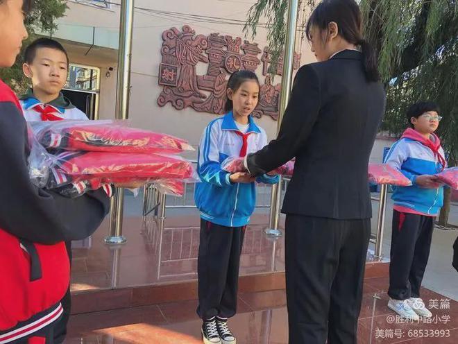 胜利中路小学举行校服传爱温暖常在校服捐赠仪式