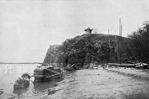 燕子矶在观音门外,幕府山东麓