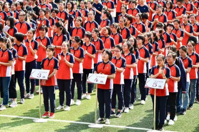 1,重庆一中 重庆一中的校服,颜色活泼,款式多样,既有大方时尚的校园