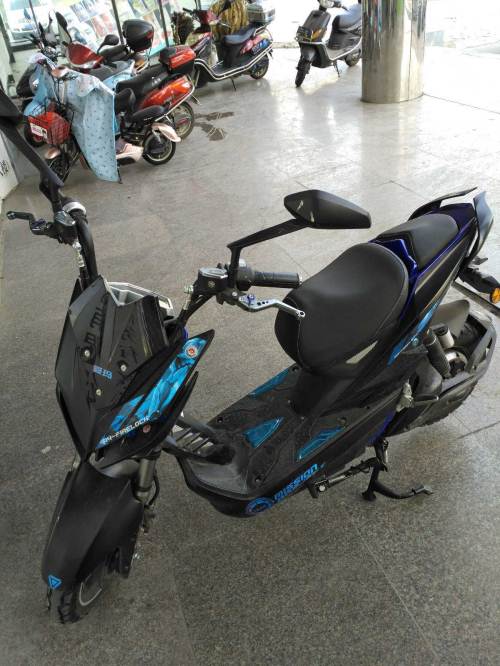 爱玛极客72v20ah黑蓝配色