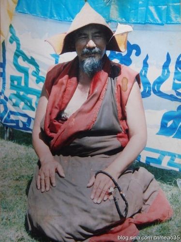 尊贵的夏珠秋杨仁波切 三,11月17日(天降日),随喜捐助亚青寺僧人羽毛