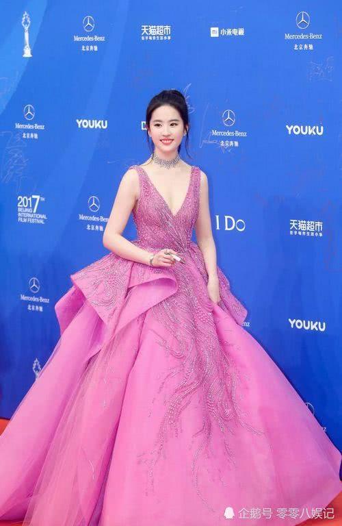 "神仙姐姐"刘亦菲走性感路线,一袭深v裙事业线晃眼!