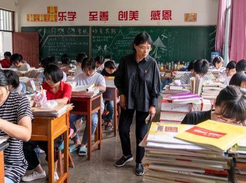 10年支教24所山区学校,最美支教老师引争议,真公益还是立人设?