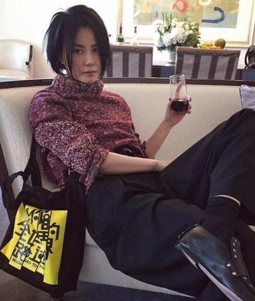 51岁王菲不服老不行!才11月就穿长款羽绒服现身,秀出的细腿绝了