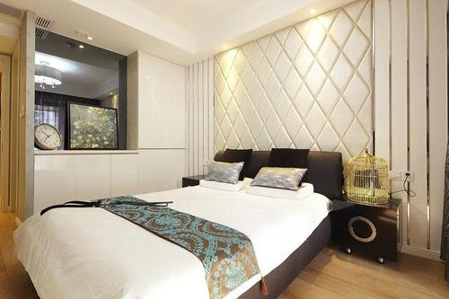 次卧室内的布局简单而淡雅,菱形图案的背景墙设计可以营造出空间层次