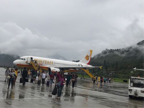 阴雨蒙蒙,抵达不丹唯一国际机场所在地—帕罗