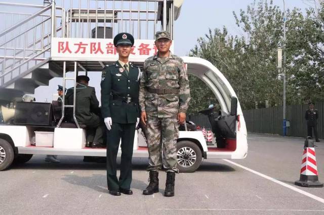 涂百仲和三军仪仗队 中队长张鼎新总教练合影