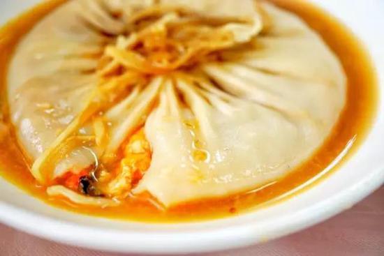 靖江人为了吃蟹黄汤包可以说是丧心病狂了,即便不是在吃蟹的季节也