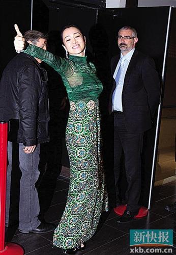 巩俐透视绿衫大秀黑色bra,下搭镂空蕾丝绣花裙绿意盎然.