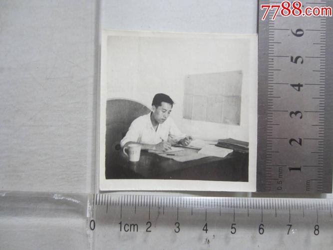 摄于办公室(老照片)