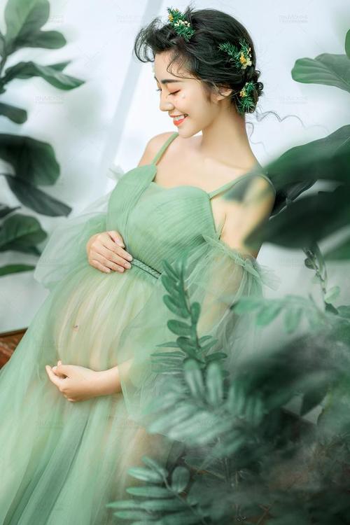 本来打算简单拍一套孕妇照结果却不小心拍成了婚纱照