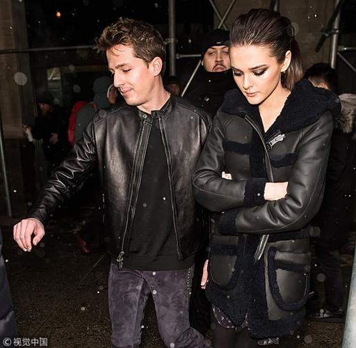 "断眉"查理·普斯情人节公开恋情 与18岁嫩模时装周合体秀恩爱