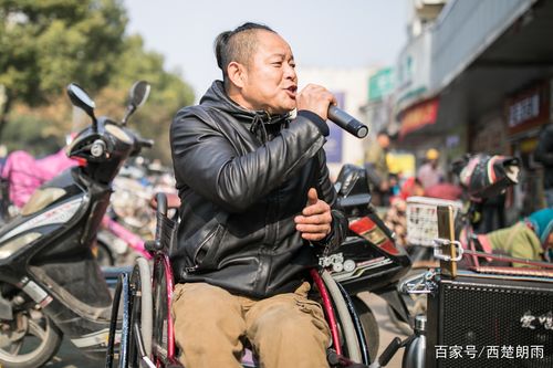 轮椅夫妻街头卖唱走全国,养活一家6口,曾身披纱窗睡觉防蚊子