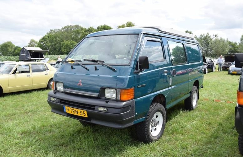 四驱版的三菱面包车陪你翻山越岭真是不错的郊游大玩具