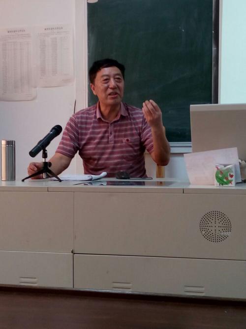 4月8日李富明副校长为文学社讲课.主持:陈见仁.