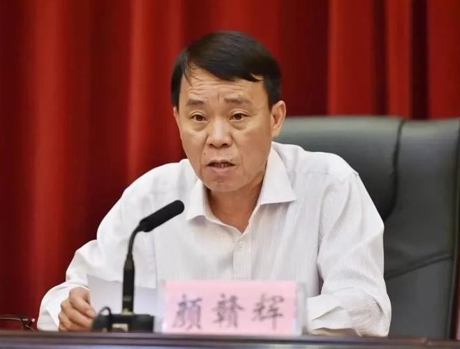 参加工作以来一直在江西工作,1997年35岁时任金溪县委书记.