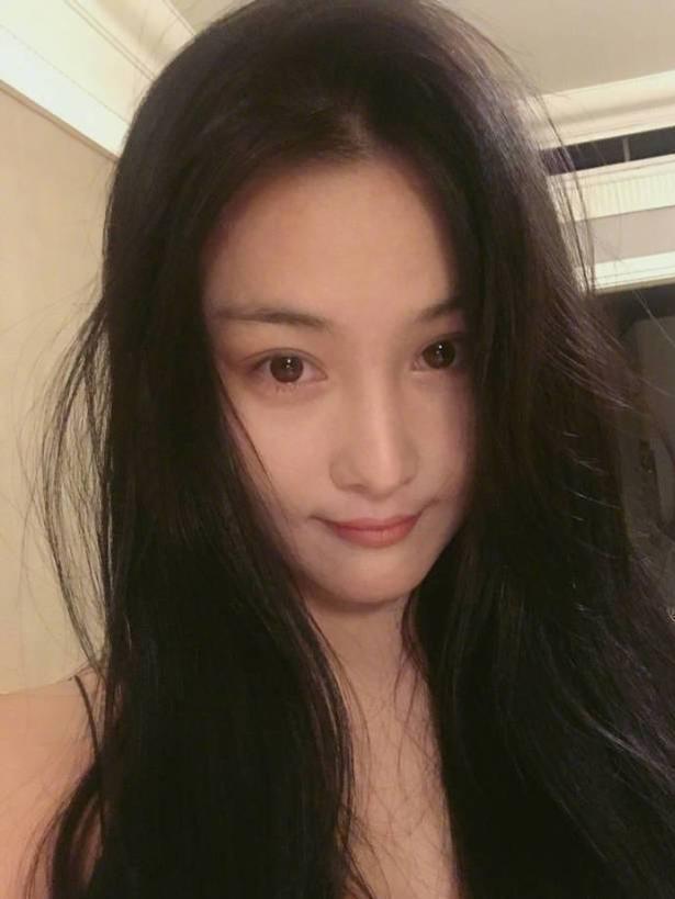 张馨予好肌肤获赞分享素颜照如剥壳鸡蛋自用面霜出圈