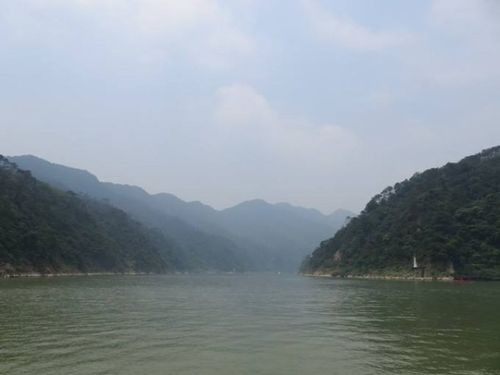 北江飞来峡水库山清水秀,环境优美,高峡平湖,碧波荡漾,风景迷人.