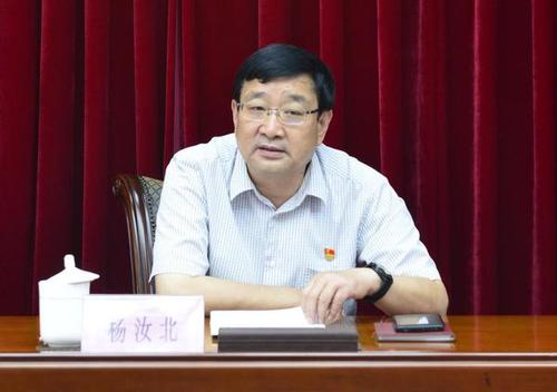 省人大常委会副秘书长,办公厅主任,机关文明办主任杨汝北主持会议并