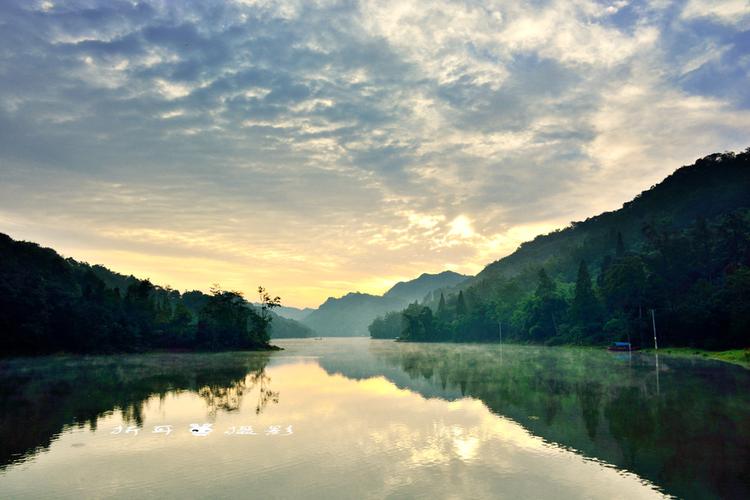 朝霞映在莲花湖上-走遍四川-麻辣社区 四川第一网络