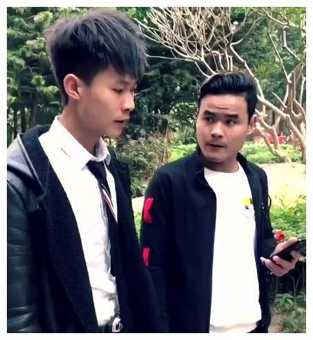 新晋网红许华升被村民借钱,却无奈直接离场,网友:比大衣哥聪明