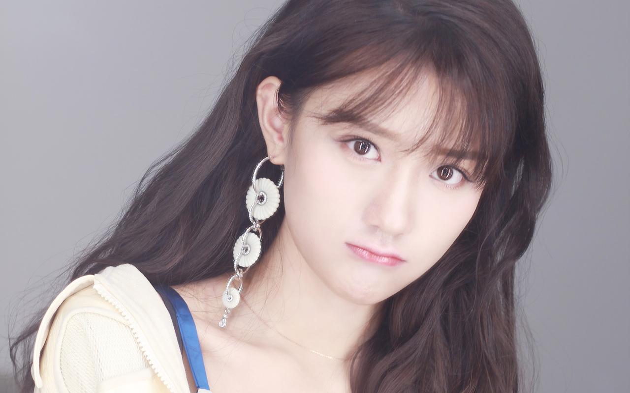 陈意涵清新甜美写真桌面壁纸