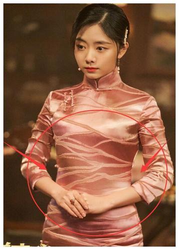谭松韵首次挑战旗袍造型气质成熟我却在关注她的腰围