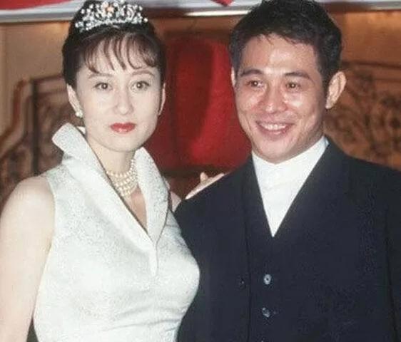 2005年,侯勇认识了比自己小11岁的潘雨辰,两人在辽宁的一个五星级酒店