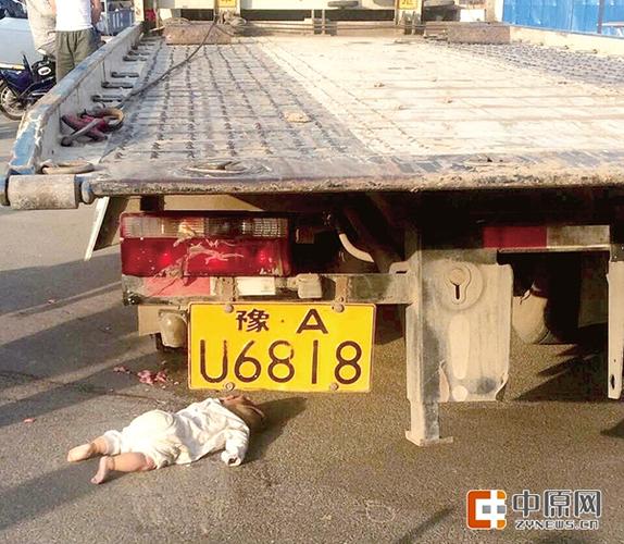 太惨了!女婴遭货车碾轧 肇事司机查看情况后离开现场