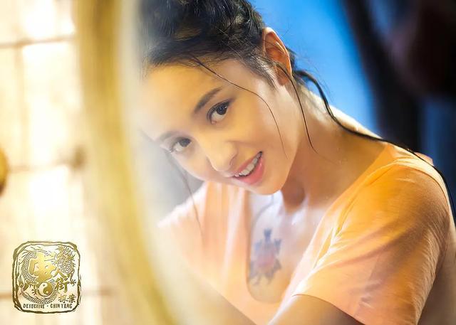 唐人街探案2杀青新人女主终曝光原来是这么酷的小花