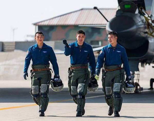 详解空军抗荷飞行服的发展