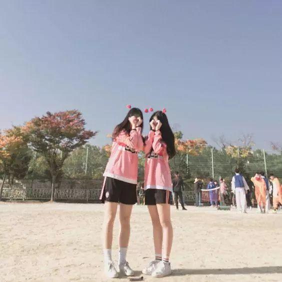 拍照一直ng重来几千张浪费了时间闺蜜旅游合照pose跟着这样摆去多几个