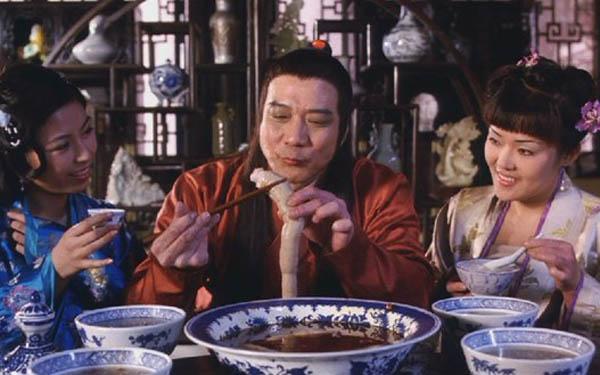 谈到和星爷的合作,徐少强调侃"很受伤",当时拍这部电影的时候