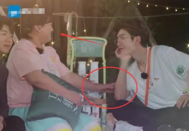 范丞丞与贾玲第二次对视,谁注意贾玲的手部动作?真实了