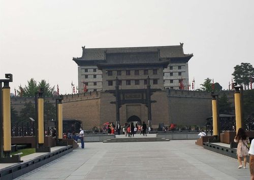 2020年5月5日晚,我们从永宁门入口处登上西安城墙,感受夜色下的城墙