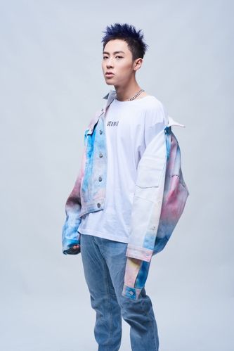 中国内地流行说唱男歌手ice"全世界都希望你长大成人,llj夹机占只想