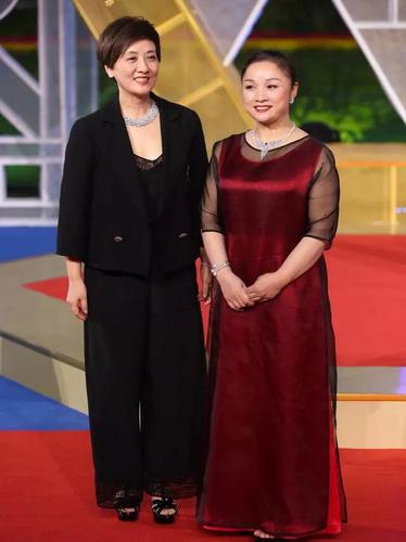 64岁邓婕亮相红毯,黑色套装干练时髦,化淡妆美得自然优雅