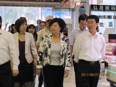 副市长及集团白总裁视察益元百货