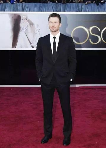 美队克里斯.埃文斯的历年奥斯卡红毯装,西装越高级胡子越多