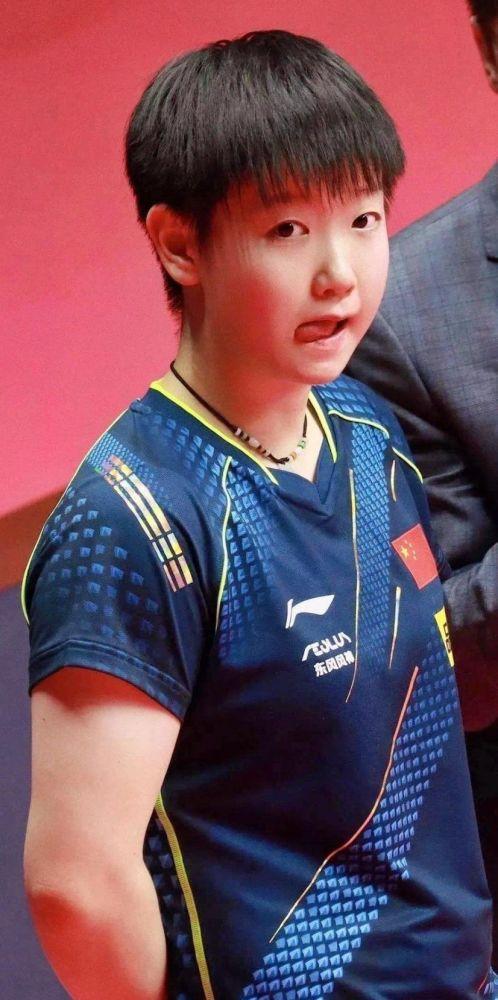 孙颖莎赛场上英姿飒爽,长相很反差萌,小肉脸