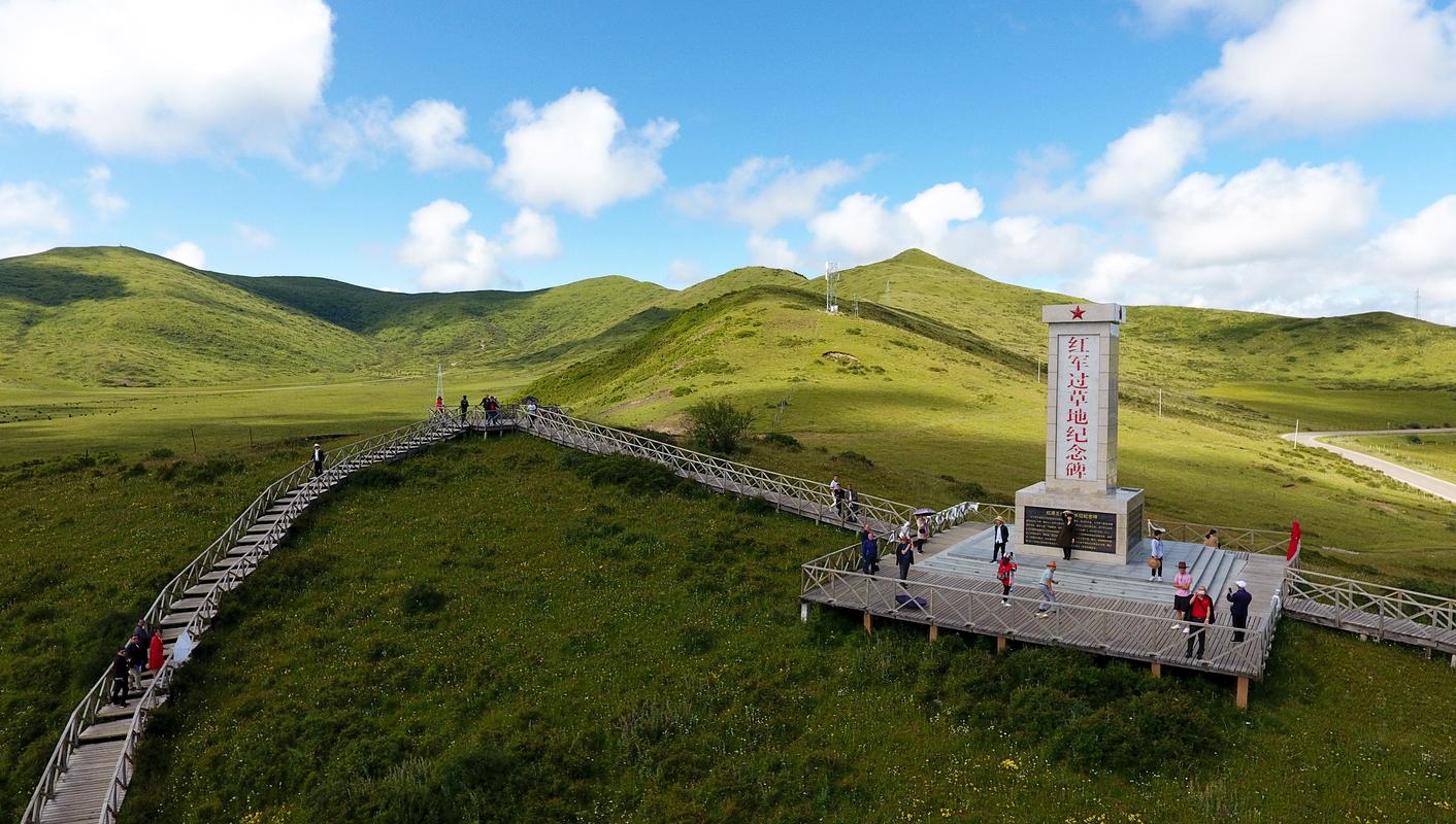 这是7月30日在四川省红原县日干乔湿地拍摄的红军过草地纪念碑(无人机
